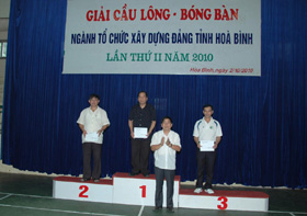 Các VĐV đoạt giải nhất nội dung cầu lông nhận giải thưởng.